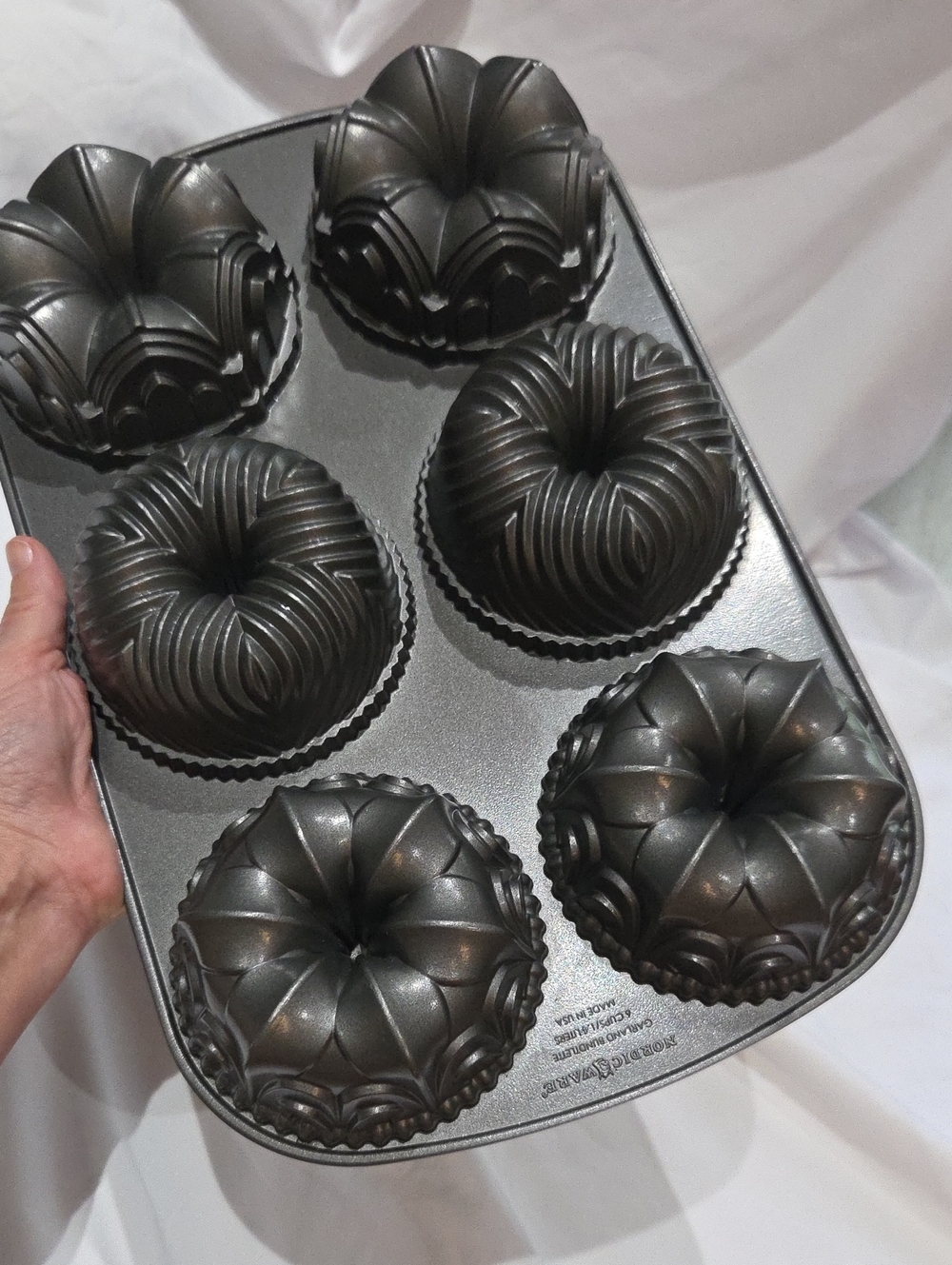 Nordic Ware Mini Bundt Pan, Cast Aluminum Nonstick, 6-Cake Mold
